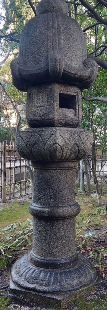 楽水園の石灯籠（いしどうろう）