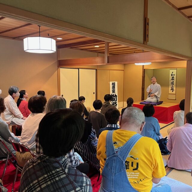 【松風園落語】
新緑が美しい輝く5月、日本庭園が一年で最も瑞々しく心地よい季節を迎えました！
本日の落語は、唐人町を拠点に30年以上活躍を続けておられる
内浜落語会メンバーの皆さまによる『松風園落語』です。
開催のたびに満席となる、人気の落語企画です。
今回ご出演は、粗忽家勘栄さん・粗忽家勘朝さん・粗忽家勘松さん
３名の方にお越しいただきました。
外は爽やかな新緑、そしてお部屋の中は笑いがいっぱい！
多くのお客様に落語を体験していただける機会となりました。
本当にありがとうございました。

次回の『松風園落語』の開催は6月頃を予定しております。
お抹茶セット付き,1500円にて落語とともに季節を感じながら楽しい時間をお過ごし頂ければ嬉しく思います。
次回開催もどうぞお楽しみに！
#日本庭園 
#落語 
#笑い 
#日本伝統
#抹茶 
#茶室 
#寄席 
#松風園