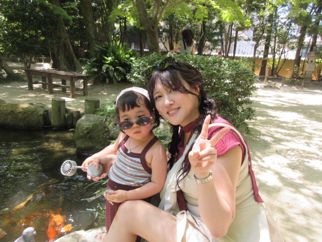 ＊
「夏休み」
大変蒸し暑い日が続いていますが、おかわりございませんか…

マンリョウの小さな実がなりました。

床の間にはヨウシュヤマゴボウをいれました。

庭園は、夏休み真っ盛り。
蝉（セミ）の声でにぎやかです！
ご家族のご来園者が大変多い中、とっても可愛いらしいお客さまがお越しでしたので、鯉のエサやりの様子を、ママと一緒にパチリ‼とっても素敵でしょ。
ご来園有難うございました。
（写真の掲載はご本人の承諾を得ております）

…楽水園より

#楽水園
#rakusuien
#福岡観光
#日本庭園
#JapaneseGarden
#茶室
#都会のオアシス
#博多
#住吉