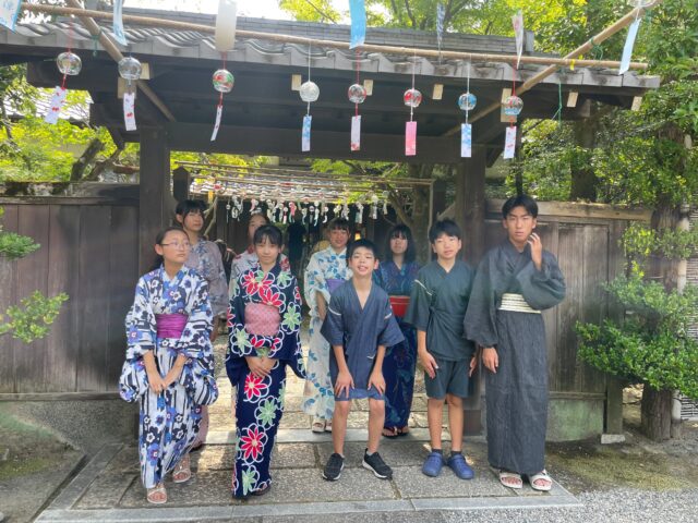 「友泉中学校 国際交流部さま」
友泉亭公園に友泉中学校 国際交流部のメンバーが来園されました。
酷暑の中、風鈴の音色に癒されて、お抹茶を飲んでひとときの涼しさを感じていただいたと思います。
先月は公園内清掃のボランティアにも参加していただき大変助かりました。
またのご来園をお待ちしております。
…友泉亭公園より
#友泉亭
#友泉亭公園
#yusentei
#福岡
#日本庭園
#JapaneseGarden
#茶室