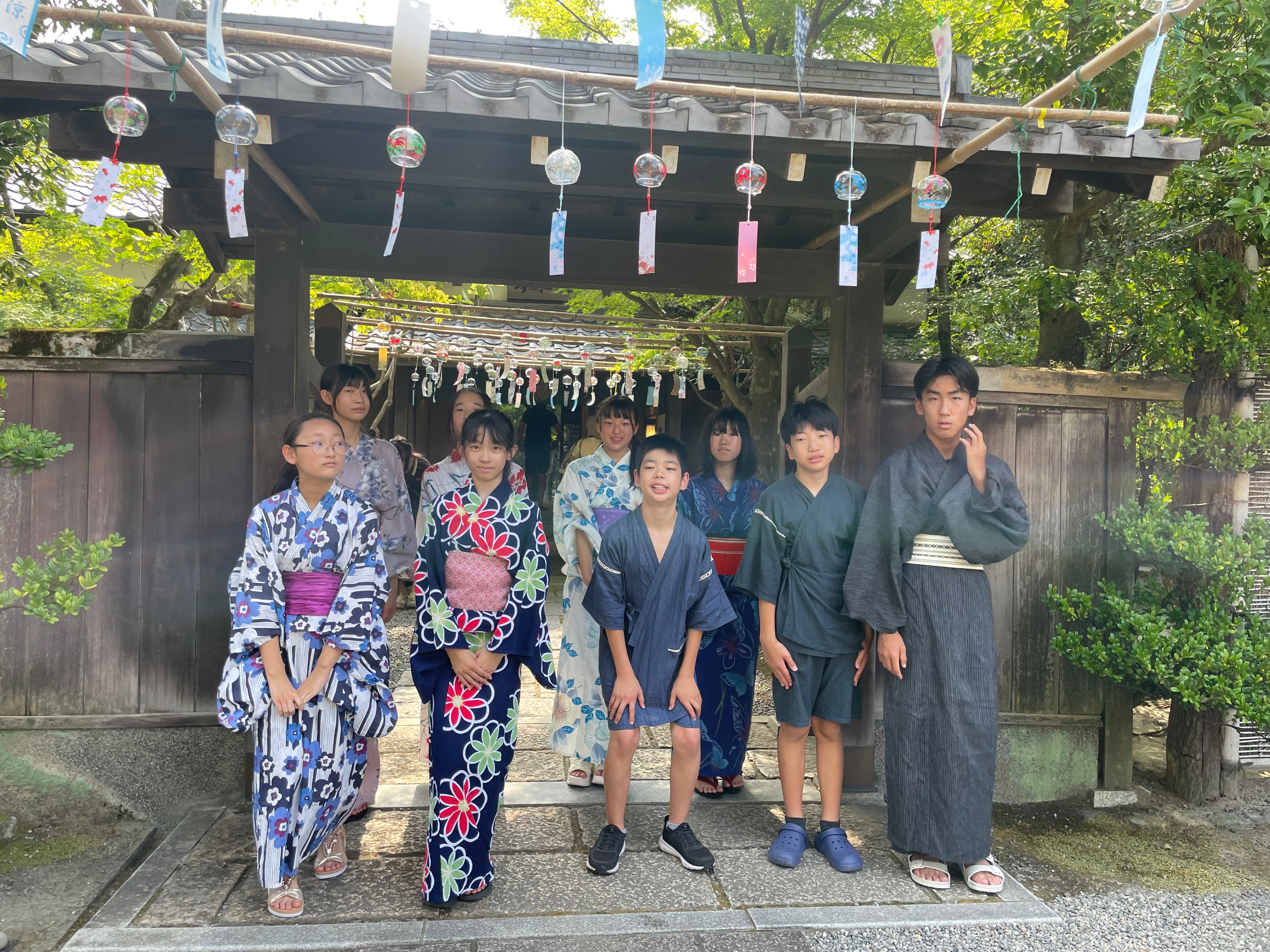 「友泉中学校 国際交流部さま」
友泉亭公園に友泉中学校 国際交流部のメンバーが来園されました。
酷暑の中、風鈴の音色に癒されて、お抹茶を飲んでひとときの涼しさを感じていただいたと思います。
先月は公園内清掃のボランティアにも参加していただき大変助かりました。
またのご来園をお待ちしております。
…友泉亭公園より
#友泉亭
#友泉亭公園
#yusentei
#福岡
#日本庭園
#JapaneseGarden
#茶室