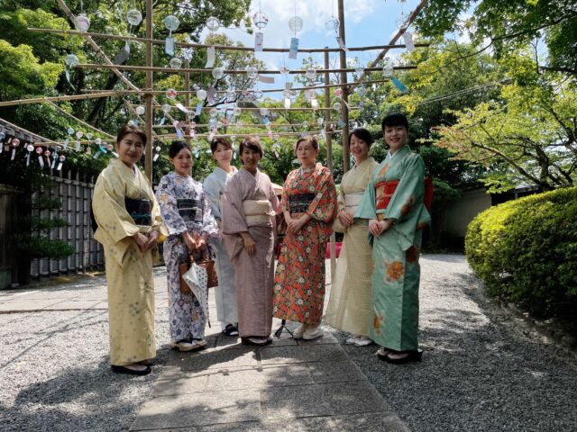 松浦先生のイベント、「着物と和の心」に参加されている生徒さん達が風鈴通りに来てくださいました。
着物と風鈴の音色が相まってひとときの涼しさを感じる、友泉亭公園でした。
…友泉亭公園より
#友泉亭
#友泉亭公園
#yusentei
#福岡
#日本庭園
#JapaneseGarden
#茶室